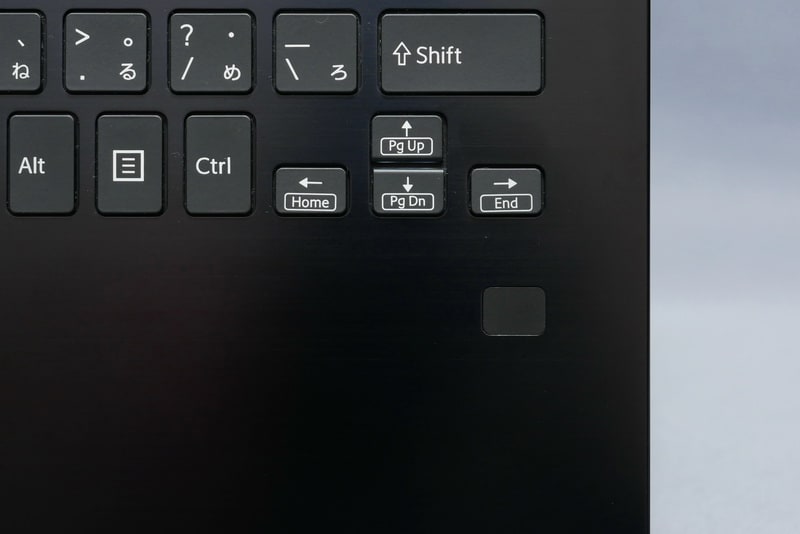 右パームレストには指紋認証センサーを搭載