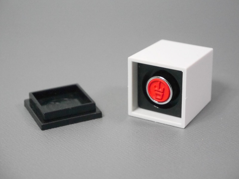 裏面がハンコになっている。朱肉が不要の、いわゆる浸透印と呼ばれるタイプ