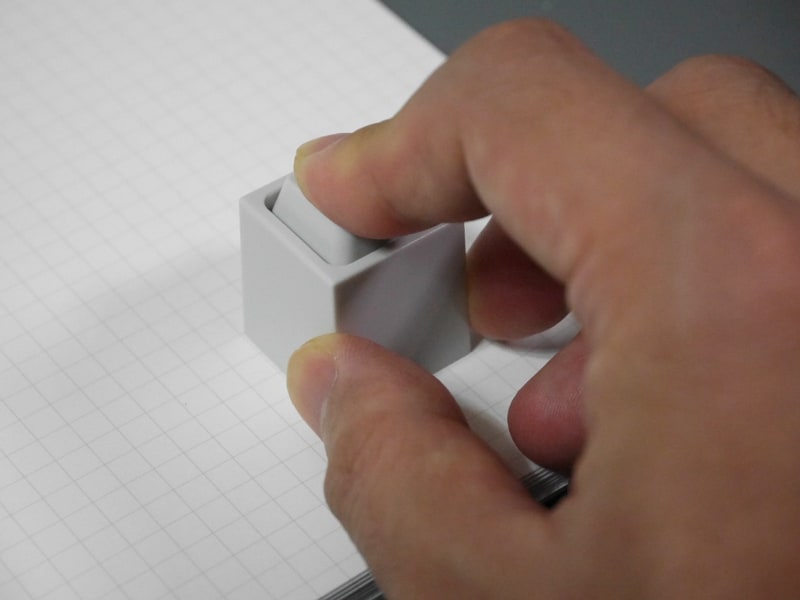 キーを押下する。キータッチはメカニカルキーボードに似ている