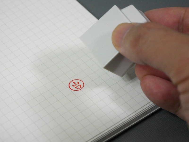 印字完了。面に対して均等な力で押されるので、端がかすれにくいのは利点