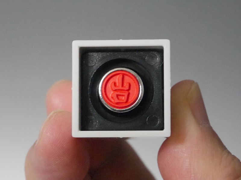 底面。約3,000回の捺印が行なえ、インクの補充も可能とのこと。浸透印なのであとから色を変えることはできない