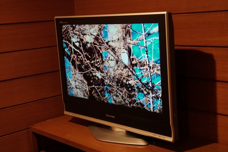 設置されたTVには「m-Stick」が接続され、軽井沢の音と景色が流れている