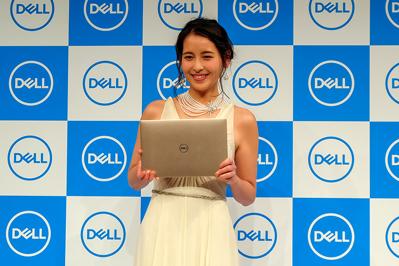 製品発表会に登場したフリーアナウンサーの青木裕子さん