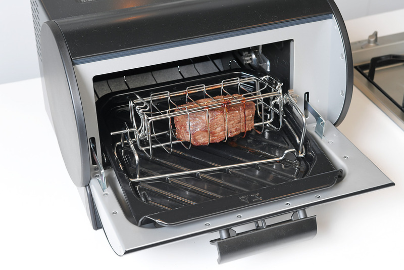 炙(あぶる)<BR>ローストビーフや焼き豚、ロティサリーポークなどかたまり肉の料理を簡単に作れる。グリルが回転し、温度調整機能もあるので、オートで均一に焼いてくれるのが最大の魅力だ