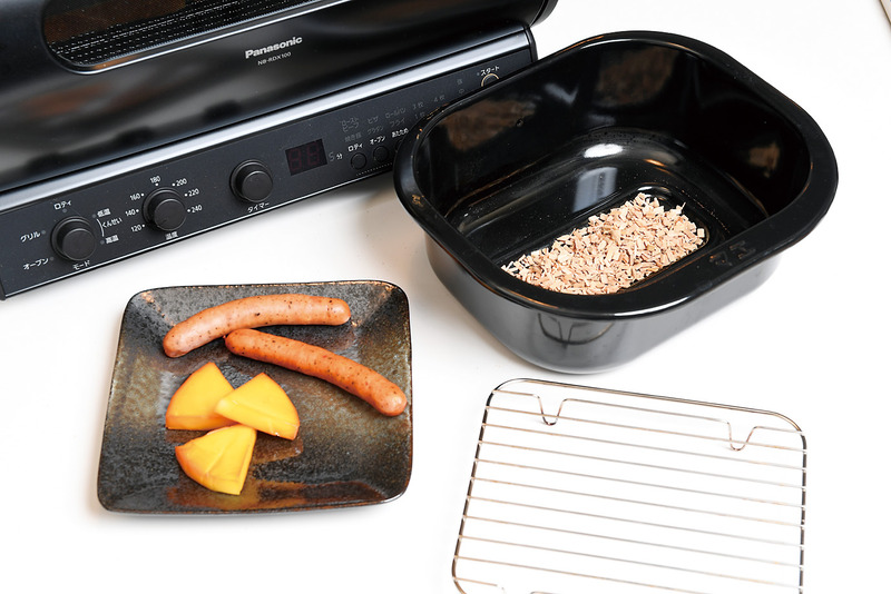 燻(いぶす)<BR>集合住宅ではにおいや煙が気になって作るのが難しい燻製だが、NB-RDX100では減煙・減臭機構があるので台所でも安心して作れる。酒のつまみのレパートリーが増えるのが楽しい