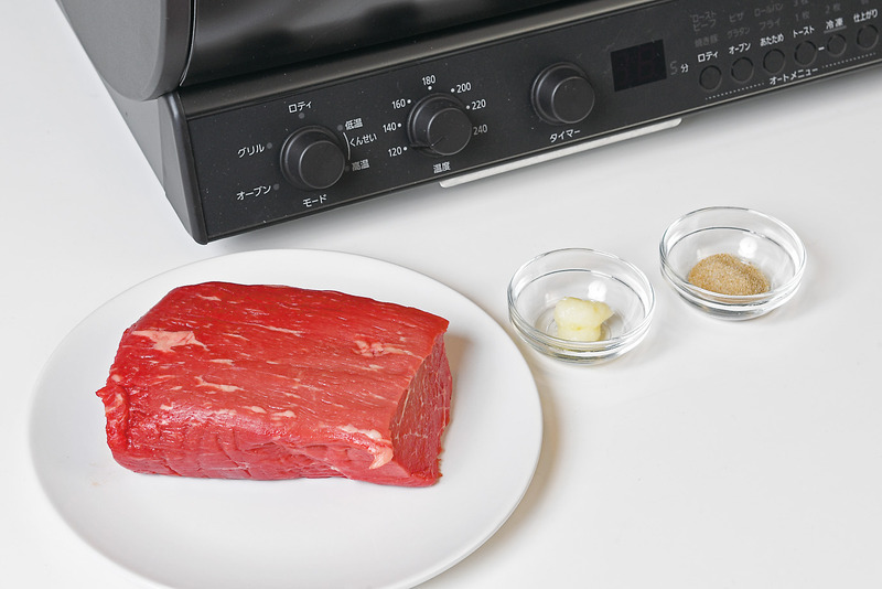 食材リスト<BR>牛もも肉:約500g 塩こしょう:少々 すりおろしニンニク:小さじ1/3<BR>使用道具<BR>ローストビーフを作るだけなら、必要な道具はNB-RDX100のみ。塩こしょうは、ごく一般的な味塩こしょうを使用、すりおろしニンニクもチューブに入ったもので十分おいしく仕上がる