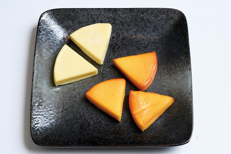 手軽につまみを<BR>めんどうに思える燻製だが、溶けにくいプロセスチーズなら、下味を付ける必要もなく、燻製機に入れるだけで簡単にできあがる。ナッツやゆで卵も下味不要だ