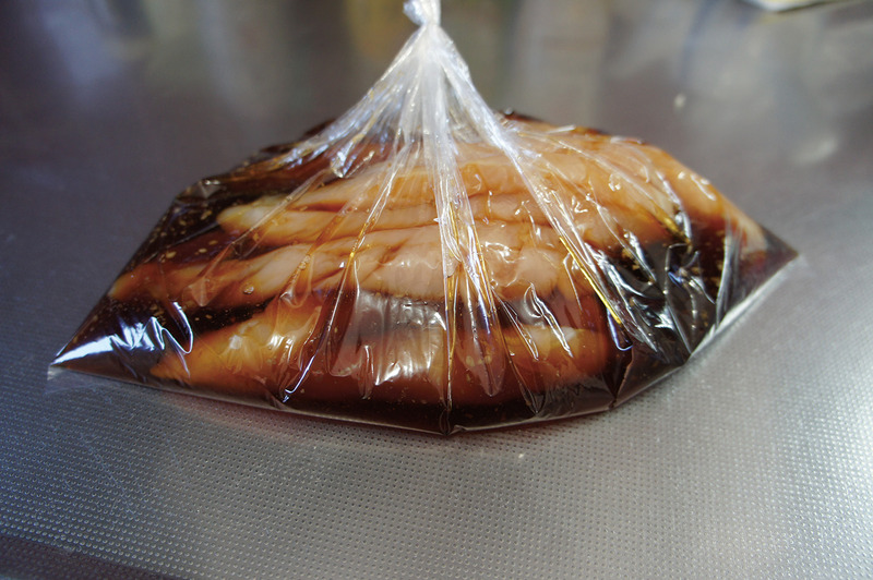 本格的な肉の燻製も<BR>肉を燻製にする場合は、まずソミュール液と呼ばれる塩水に数時間から数日漬け、さらに数時間から数日乾燥させたりと手間がかかるが、それが楽しかったりする