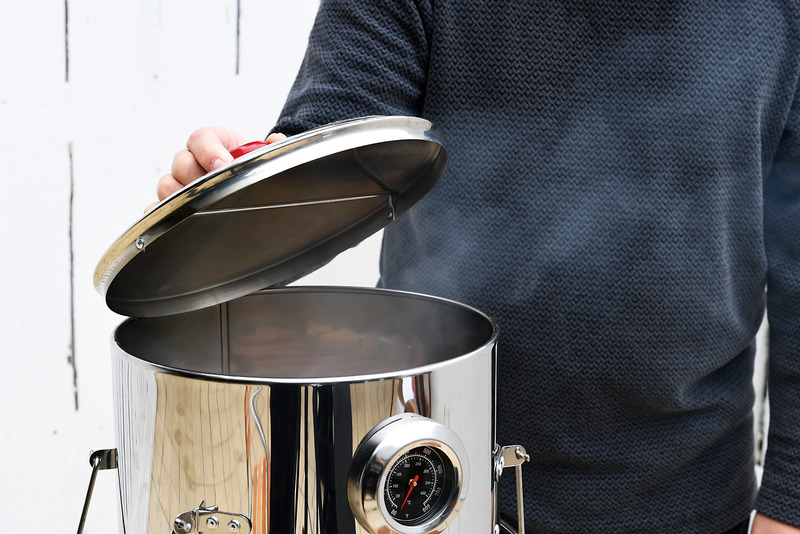 煙が気分を盛り上げる<BR>燻製を作ると、燻製機から煙がもくもく、独特の香りも広がっていく。それも楽しめるのがアウトドアでの燻製作りというもの。宴会も盛り上がる