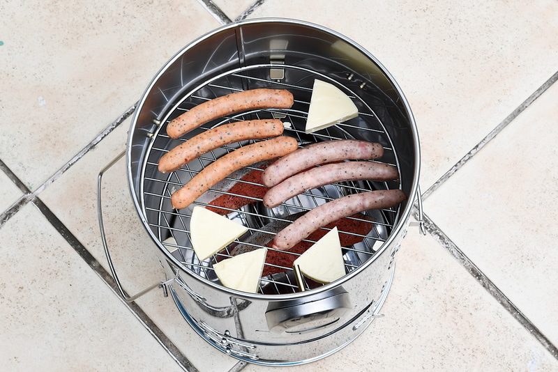 食材を入れる<BR>ステンレススモーカーⅡは網が2段に分けられており、多くの食材を一度に置ける。ここではサーモンの切り身を下段、そのほかを上段に置いた