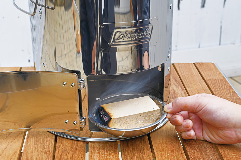 スモークウッドを入れる<BR>チップ皿に置き、炎が消えても煙が出ていることを確認したら、ステンレススモーカーⅡの下段にある扉を開けて、チップ皿を入れる