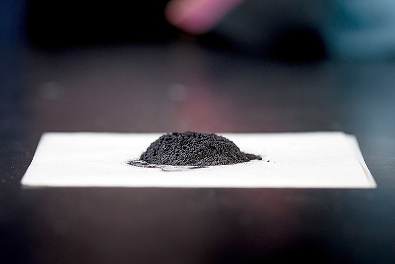 リチウムイオン電池の使用済みカソード粒子 David Baillot/米カリフォルニア大学サンディエゴ校