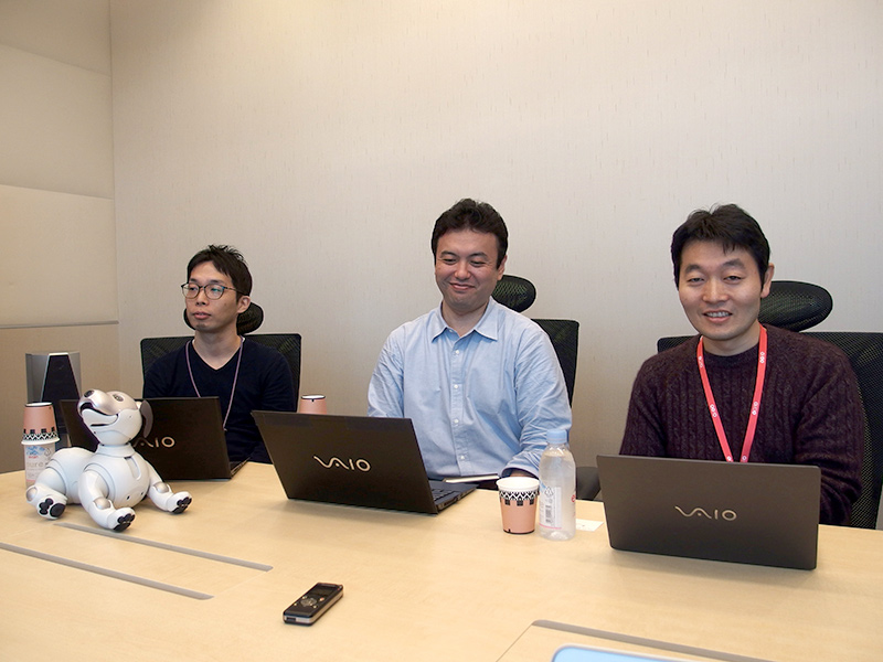 開発者の3氏。伊豆直之氏(左端)、石橋秀則氏(中央)、森田拓磨氏(右端)