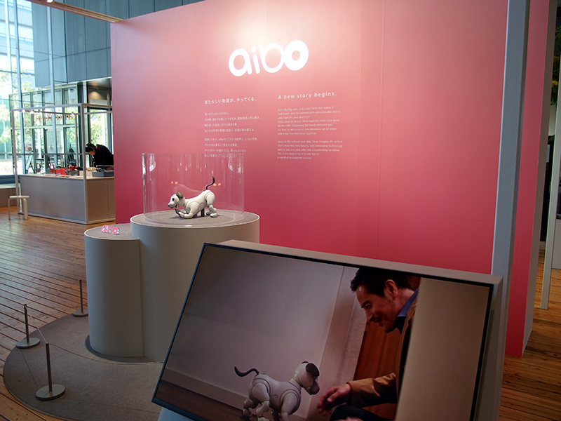 ソニー本社ロビーで静展示されているaibo