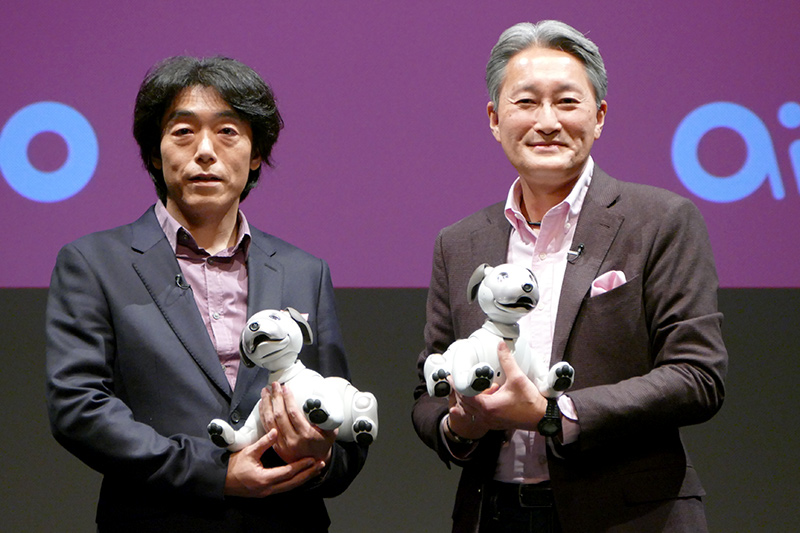 2017年11月1日、aibo発表会でのソニー執行役員 ビジネスエグゼクティブAIロボティクスビジネスグループ長の川西泉氏(左)と平井一夫社長(右)