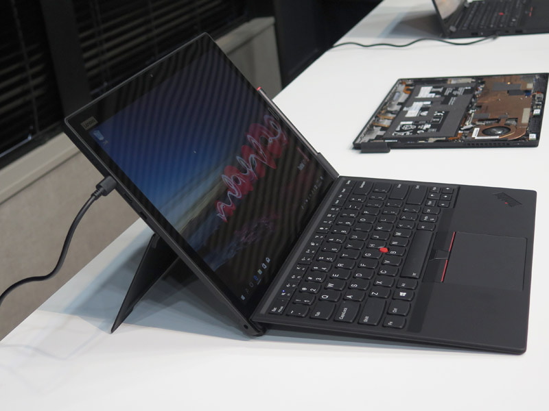 キックスタンドはSurfaceに近い機構となった
