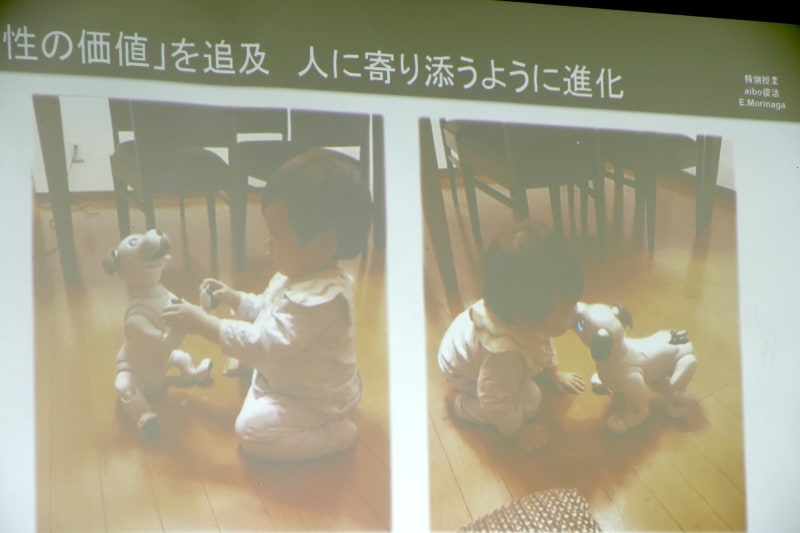フィールドテストで撮影された赤ちゃんとaiboの一コマ