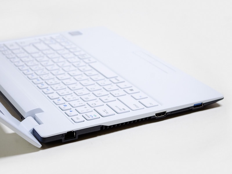 Gigabit Ethernet、HDMI、カードリーダ、USB 3.0(常時給電)