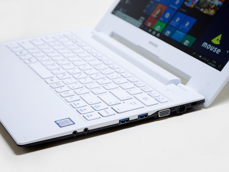 ロックポート、電源入力、ミニD-Sub15ピン、USB 3.0×2、マイク端子、ヘッドフォン端子