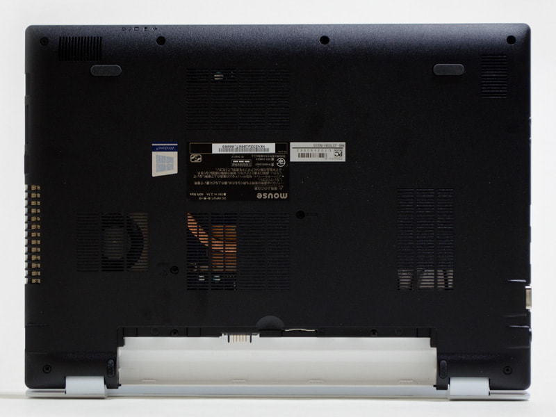 非対称だが手前の左右のスリットがスピーカー。メモリなどにアクセスできる小さいパネルはない