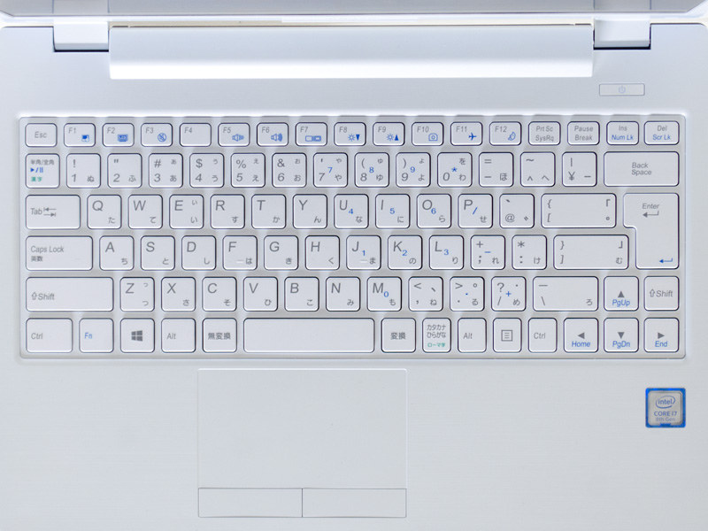 キーボードは10キーなしのアイソレーションタイプ。パームレスト部はUVコーティング仕上げ