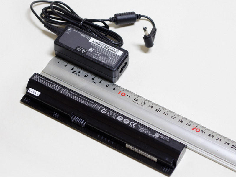 ACアダプタのサイズは約85×35×25mm、重量151g、出力19V/2.1A