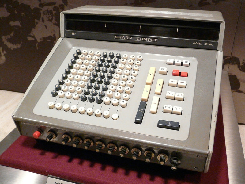 1964年に発売した世界初オールトランジスタ電子式卓上計算機「CS-10A」