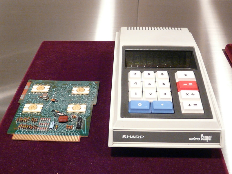 1969年に発売した世界初となる MOS-LSI採用の手のひらサイズ電卓「QT-8D」と同製品に搭載された基板。佐々木氏が調達したLSIが搭載されている