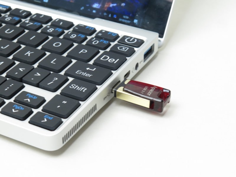 GPD PocketのUSB Type-Cに接続したところ