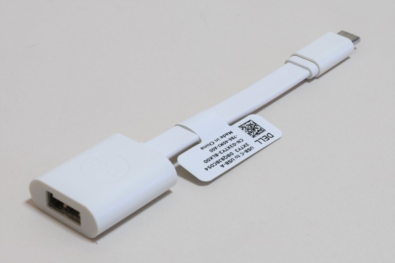 USB-C to USB-Aアダプタ。長さは実測約13cmと携帯しやすいサイズだ