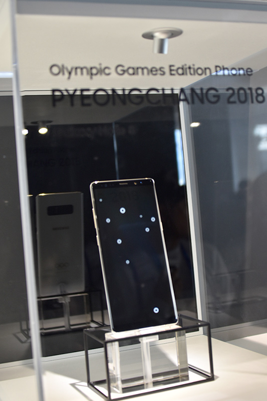 選手や関係者に配布されたGalaxy Note8のオリンピックエディションも展示されていた。ちなみに開会式では選手たちがGalaxy Note8で写真を撮る姿が散見されたが、日本選手では見られなかった。どうやら、歩きスマホは自粛したいというJOCの意向があったようだ