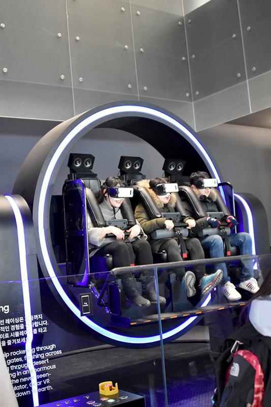 パビリオン内ではさまざまなVR体験ができる