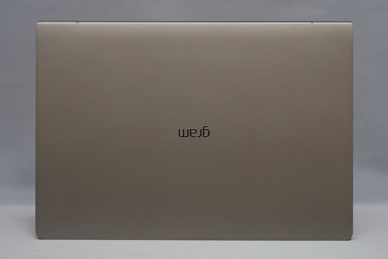 本体天板。フラットでシンプルなデザイン。素材はマグネシウム合金を採用し、軽さと強度を両立。フットプリントは、305.9×211.8mm(幅×奥行き)と従来モデル同様にコンパクトだ