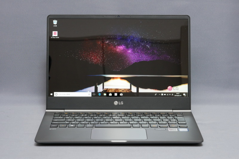 ディスプレイを開いた状態。ディスプレイ上部と左右のベゼル幅が狭められており、13.3型モバイルノートとしてトップクラスのコンパクトさを実現