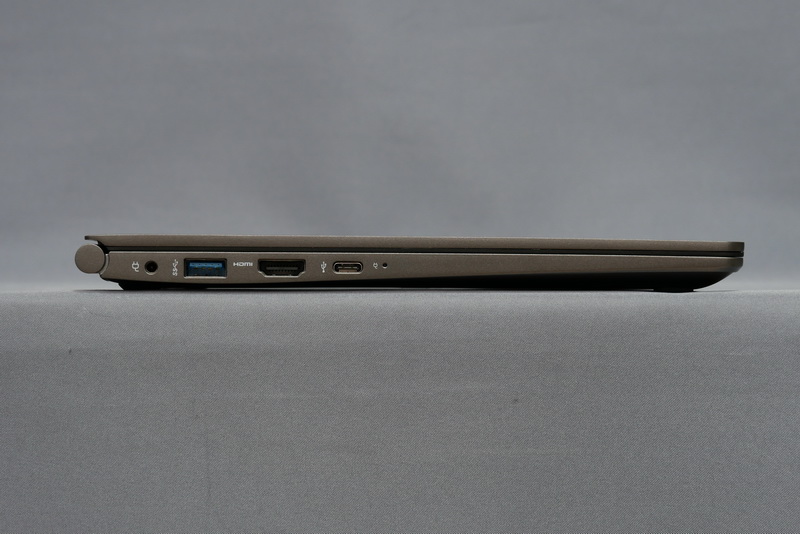 左側面。高さは15.5mmと、こちらも従来モデルと同じだ