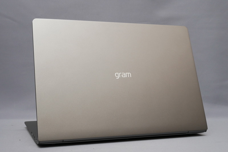 ボディカラーはマット調のダークシルバーで、質感は優れる。天板のgramロゴも控えめだ