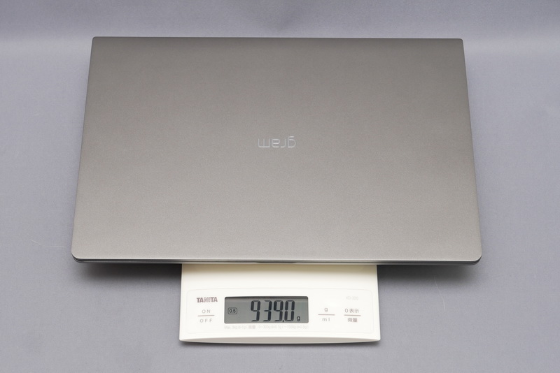 重量は従来モデルより125g重い965g、実測では939gだった