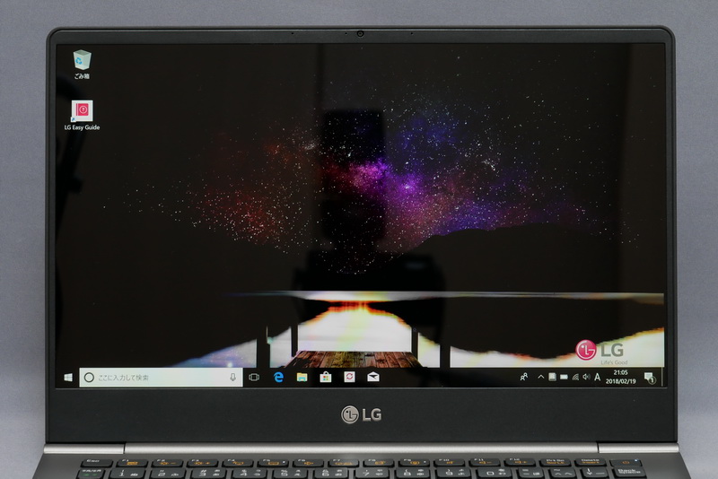 1,920×1,080ドット表示対応の13.3型液晶を搭載。パネルはIPSを採用。ただしタッチ操作は非対応