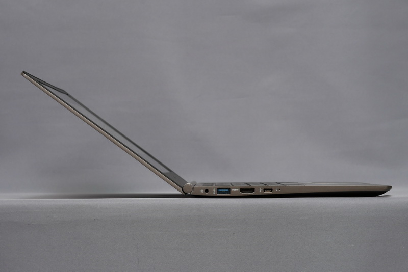 ディスプレイは145度ほどまで開く