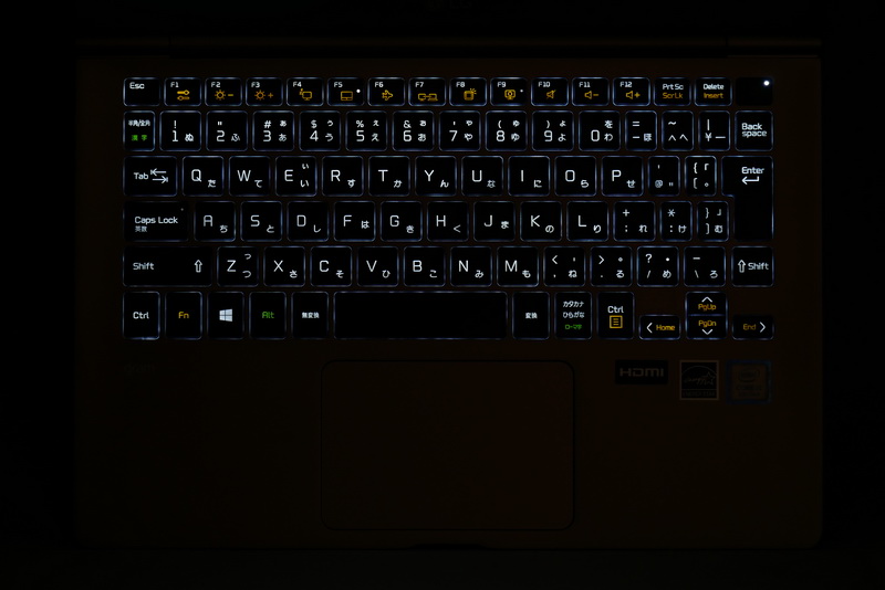 キーボードバックライトを搭載しており、暗い場所でのタイピングも快適