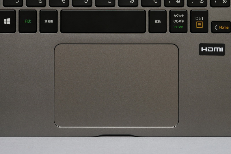 タッチパッドはクリックボタン一体型。面積が大きく、ジェスチャー操作にも対応しており扱いやすい