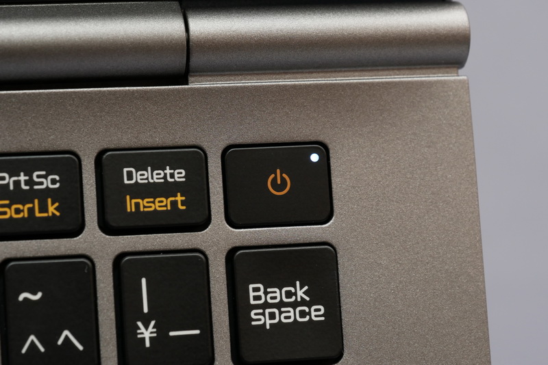 バックスペースキーの上に電源ボタンを配置。海外モデルでは指紋認証センサー一体型の電源ボタンとなっているが、国内モデルでは指紋認証センサーを搭載しない