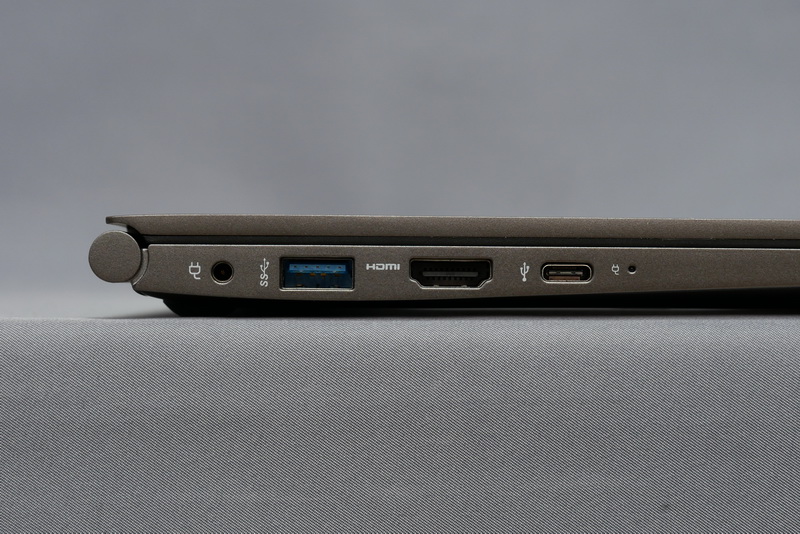 左側面には、電源コネクタ、USB 3.0、HDMI、USB 3.0 USB Type-Cを配置