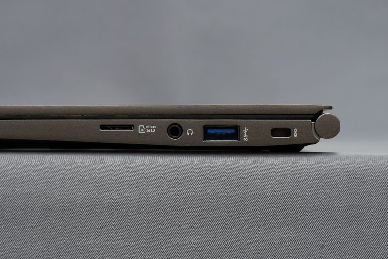 右側面には、microSDカードスロット、ヘッドフォンジャック、USB 3.0を配置