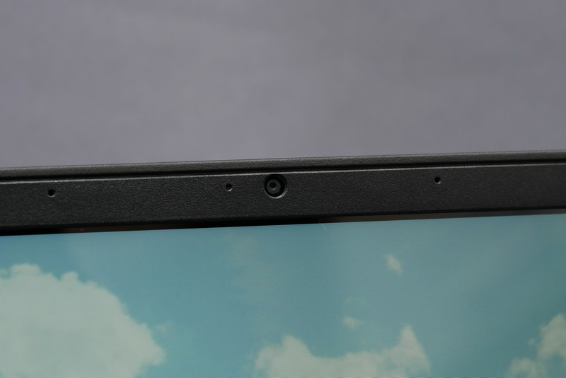 720pのWebカメラはディスプレイ上部に搭載