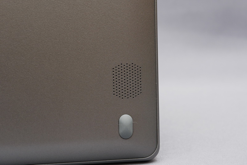 底面前方左右にステレオスピーカーを搭載