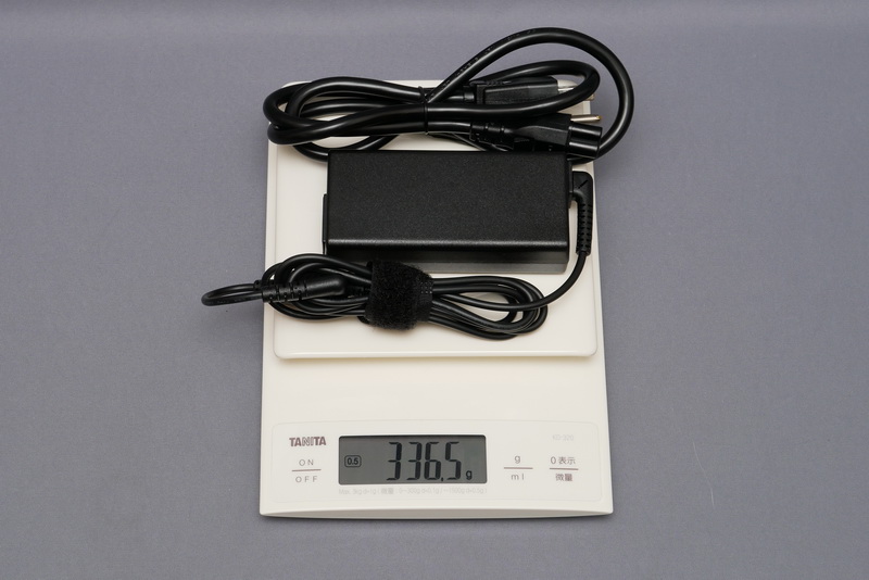 ACアダプタの重量は、付属電源ケーブル込みで実測336.5gだった