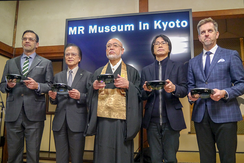 左から順に、日本マイクロソフトの平野拓也社長、京都国立博物館の佐々木丞平館長、臨済宗建仁寺派の川本博明総長、hakuhodo-VRARの須田和博氏、米Microsoft Corporation, Senior Director of HoloLens Product MarketingのJeff Hansen氏