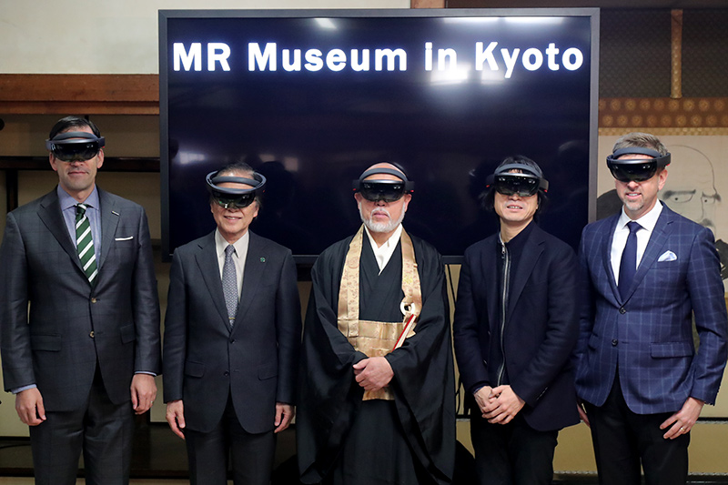左から順に、日本マイクロソフトの平野拓也社長、京都国立博物館の佐々木丞平館長、臨済宗建仁寺派の川本博明総長、hakuhodo-VRARの須田和博氏、米Microsoft Corporation, Senior Director of HoloLens Product MarketingのJeff Hansen氏