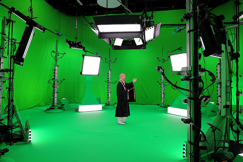 米シアトルのMicrosoft Mixed Reality Capture Studiosで撮影している様子。ナビゲータは僧侶の浅野俊道さん